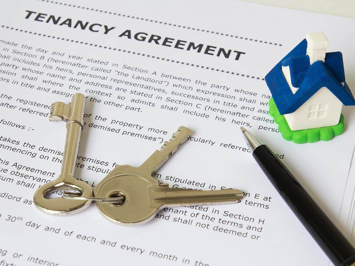 Renters agreement with house keys and pen